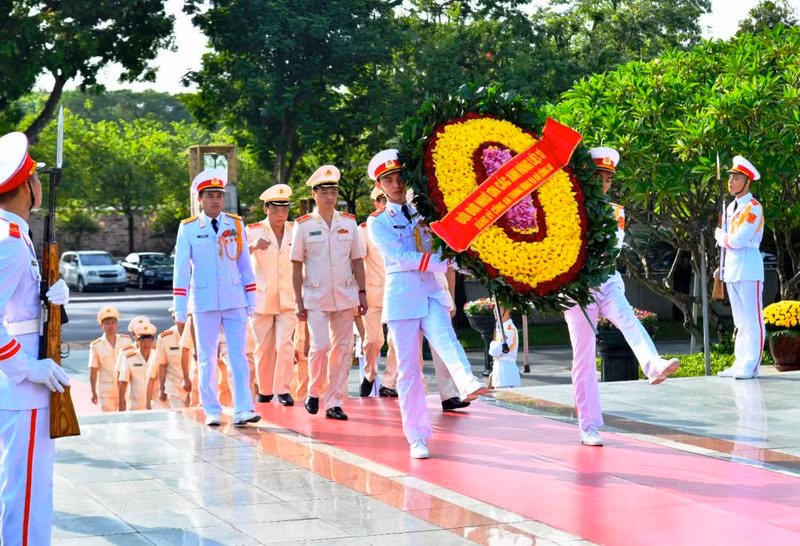 Party, State leaders pay tribute to President Ho Chi Minh, heroic fallen soldiers ảnh 3