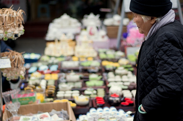 Hanoi Old Quarter a hive of activity as Tet draws near ảnh 9