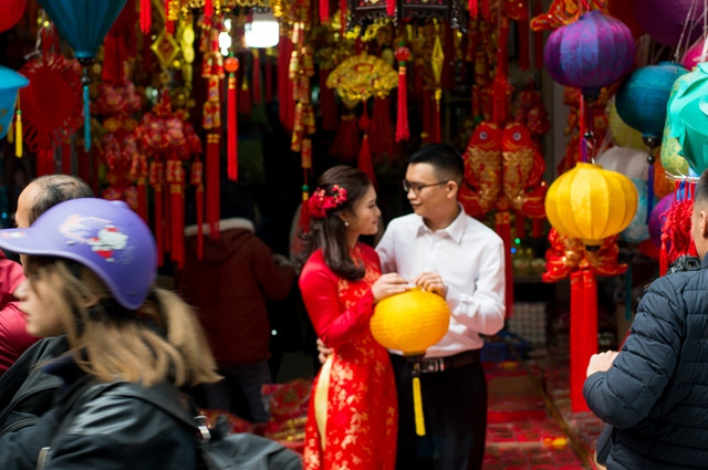 Hanoi Old Quarter a hive of activity as Tet draws near ảnh 5