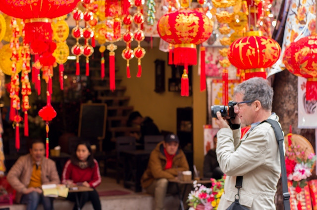 Hanoi Old Quarter a hive of activity as Tet draws near ảnh 13
