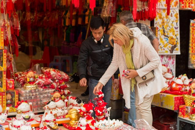Hanoi Old Quarter a hive of activity as Tet draws near ảnh 14