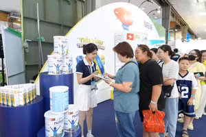 Visitors at the event marking World Milk Day in Ha Noi.