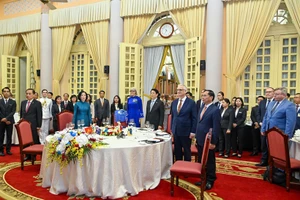 State President Luong Cuong, his spouse, together with Australian Governor-General Sam Mostyn and her spouse and delegates take part in a flag-saluting ceremony at the banquet. (Photo: Thuy Nguyen)