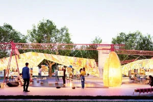 A distinctive exhibition made from traditional do paper and recycled materials at Dien Hong Garden.