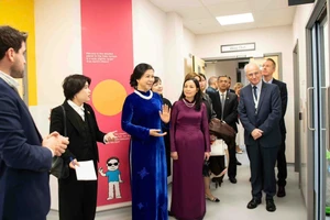 Party General Secretary To Lam's spouse Ngo Phuong Ly (in blue dress) visits Evelina London Children’s Hospital. (Photo: VNA)