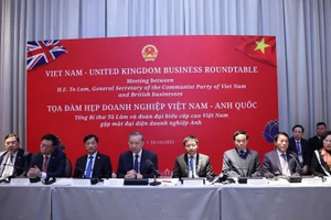 General Secretary of the Communist Party of Viet Nam To Lam and the Vietnamese delegation at the Viet Nam–UK Business Roundtable in London on October 30, 2025. (Photo: VNA)