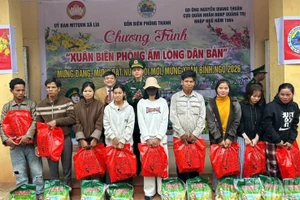 Representatives of the local authorities and Thanh Border Guard Station present gifts to border residents.