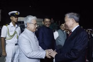 Officials of Mumbai see off Party General Secretary and State President To Lam at Chhatrapati Shivaji Maharaj International Airport. (Photo: VNA)