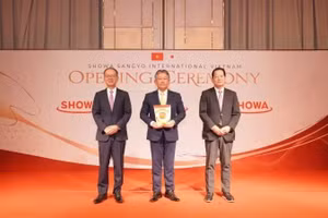 Leaders of Showa Sangyo International Viet Nam present the locally produced Showa Tempura Batter Mix.