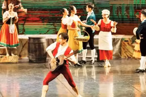 Nguyen Duc Hieu performs in the ballet "Don Quixote".