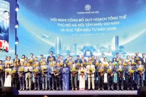 Ha Noi leaders present flowers to congratulate and recognise businesses and investors.