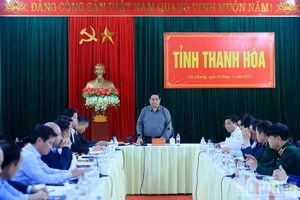 Prime Minister Pham Minh Chinh addresses the working session with Thanh Hoa officials on November 9. (Photo: Tran Hai)
