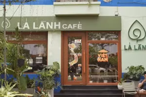 At La Lanh Cafe, every greeting from the staff is a huge step forward. (Photo: Nha Nguyen)