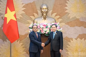 Chairman of the National Assembly Tran Thanh Man (right) receives Attorney General of Malaysia Tan Sri Mohd Dusuki Mokhtar in Ha Noi on July 7. (Photo: Duy Linh)