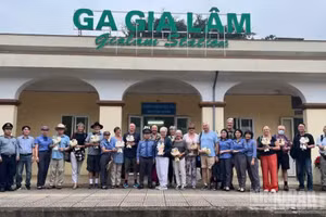 Train manager Nguyen Manh Hung and the SP3 crew pose for a commemorative photograph with an international tour group.