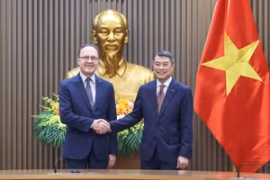 Prime Minister Le Minh Hung receives Russian Ambassador to Viet Nam Gennady Bezdetko (Photo: VGP)