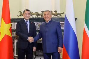 Vietnamese Prime Minister Le Minh Hung meets with Head of the Republic of Tatarstan Rustam Minnikhanov. (Photo: Nhat Bac)