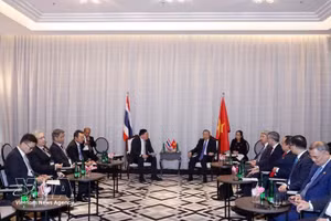 General Secretary of the Communist Party of Viet Nam (CPV) Central Committee and State President To Lam (R) receives Thammasak Sethaudom, President and Chief Executive Officer of Siam Cement Group (Photo: VNA)