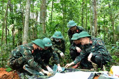 Officers and soldiers recover martyrs’ remains in the area of Khe Cay Loi Hill, Huong Lap commune, Quang Tri province. (Photo: VNA)