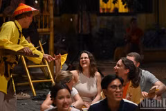International visitors enjoy experiencing folk games in Hoi An. (Photo: THE DAI)