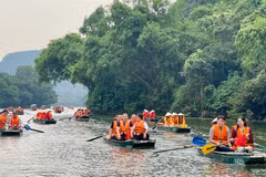Delegates visit Trang An Ecotourism Complex. (Photo: YEN TRINH)