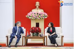 Vice Chairwoman of the Quang Ninh municipal People's Committee Vu Thi Mai Anh (right) meets with Jonathan Wallace Baker, UNESCO Representative to Viet Nam, on October 29, 2026. (Photo: baoquangninh.vn)