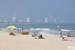 Tourists explore My Khe Beach in Da Nang. (Photo: ANH DAO)