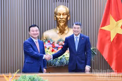 Prime Minister Le Minh Hung (R) and CEO of Samsung Electronics Roh Tae-moon. (Photo: nhandan.vn)