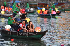 International tourists release flower lanterns on the Hoai River in Hoi An. (Photo: THE DAI)
