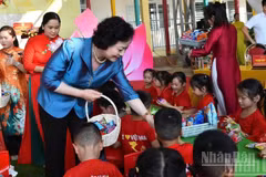 Deputy Prime Minister Pham Thi Thanh Tra hands out Mid-Autumn Festival sweets to pupils. (Photo: THANH PHUC)