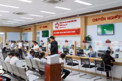 People carry out administrative procedures at the Public Administration Service Centre of Ngu Hanh Son Ward, Da Nang City. (Photo: CONG VINH)