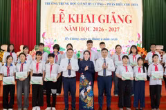 Representatives of the National Fund for Vietnamese Children and Vietcombank present scholarships to students facing difficult circumstances at the programme. (Photo: NFVC)