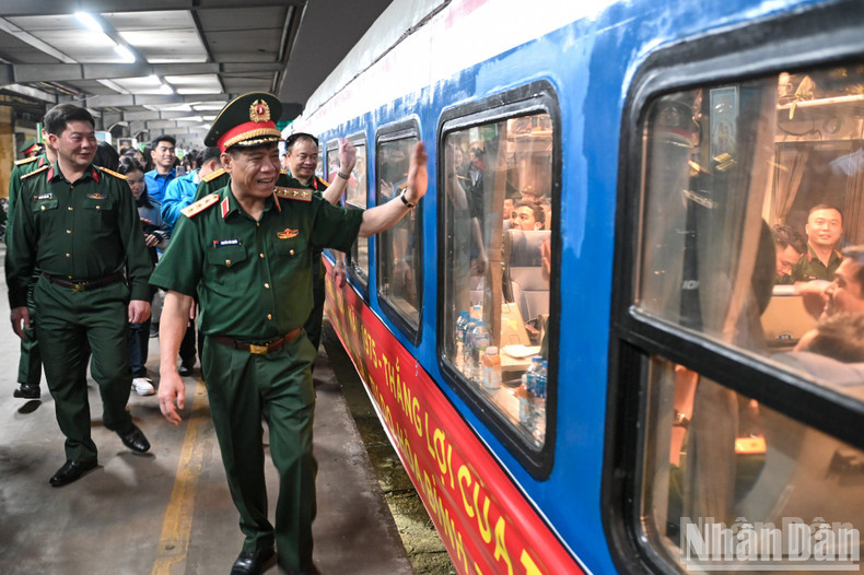 Senior Lieutenant General Nguyen Van Nghia, Deputy Chief of the General Staff of the Vietnam People's Army and Head of the Subcommittee of Parade and Marching Organisation under the Ministry of National Defence, waved and encouraged the soldiers.