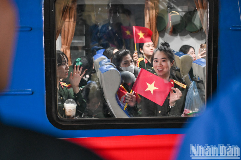 The charm of female soldiers on the train through the glass window.