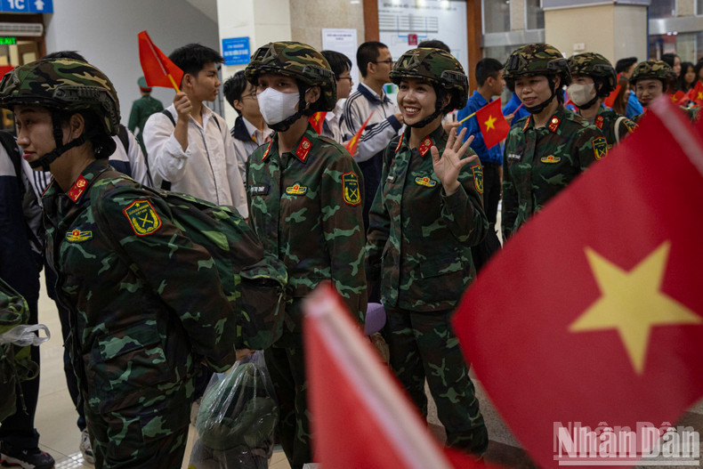 Female soldiers were given priority to get on the first train.