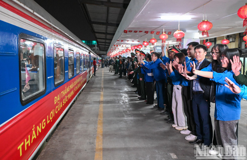 At Hanoi Train Station, many delegations of youth union members and students of Hanoi City came to encourage the soldiers.