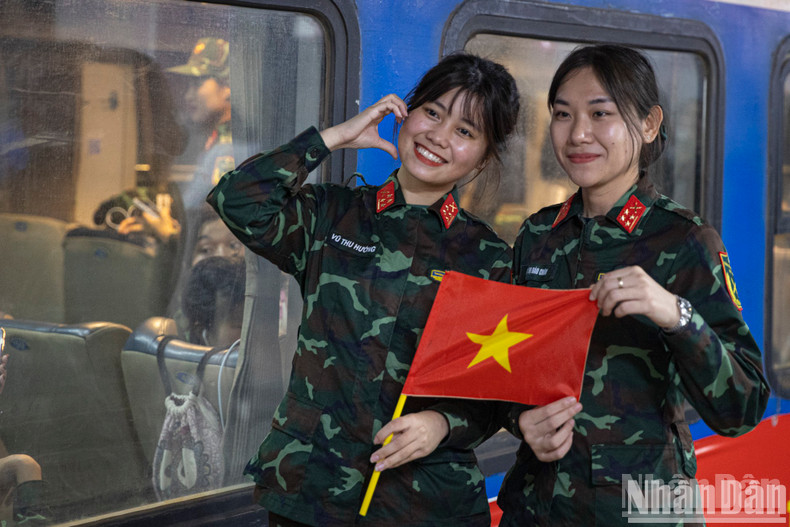 Soldiers and servicemen took souvenir photos before the train moved.