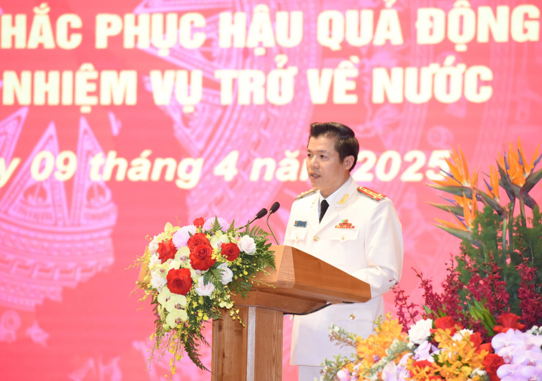 Colonel Nguyen Minh Khuong, Deputy Director of the Police Department of Fire Fighting, Fire Prevention and Rescue, Head of the rescue delegation of the Ministry of Public Security, reports on the search and rescue work.