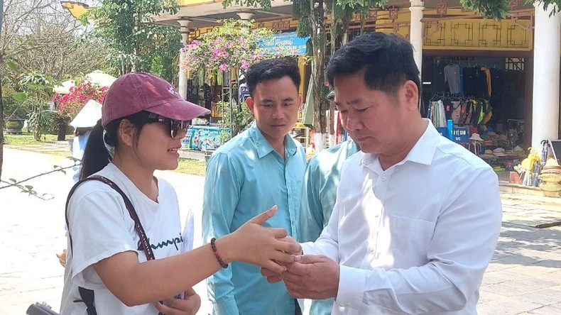 Director of Phong Nha-Ke Bang Tourism Centre learns how to exploit information and images through the NFC chip panel.
