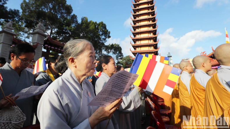 Buddhists turned to the main altar, recite sutras, and prayed for national peace and world peace. Buddhists turned to the main altar, recite sutras, and prayed for national peace and world peace.