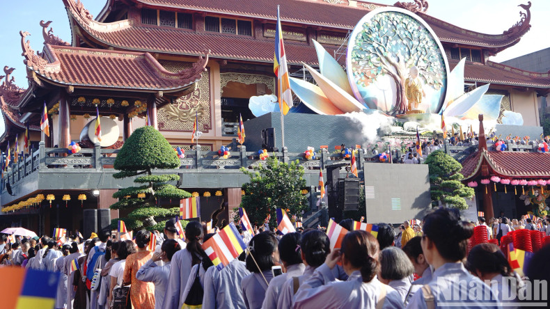 After the main ceremony, hundreds of Buddhists lined up on the altar to worship the Buddha. After the main ceremony, hundreds of Buddhists lined up on the altar to worship the Buddha.