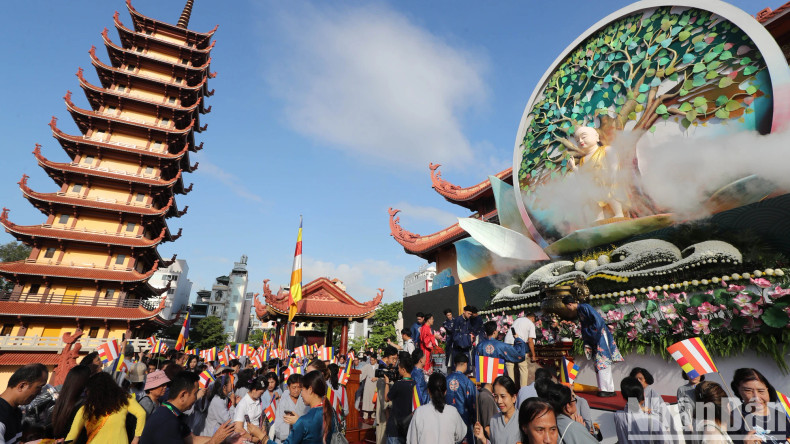 The main ceremony on the morning of the 15th day of the fourth lunar month was the most important ceremony in the Buddha's Birthday week, which started from the 8th day. The main ceremony on the morning of the 15th day of the fourth lunar month was the most important ceremony in the Buddha's Birthday week, which started from the 8th day.