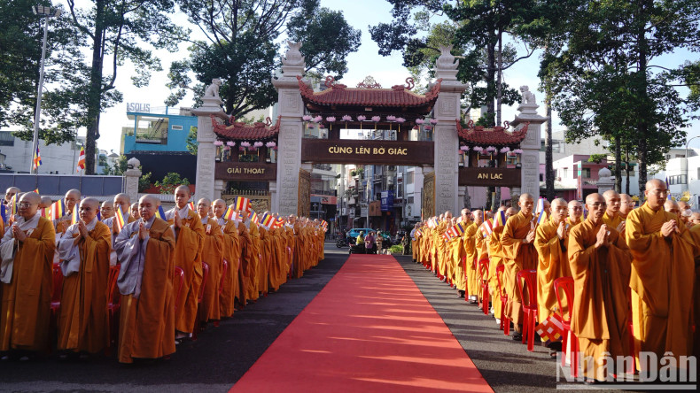 At 6am, the main ceremony began in a respectful atmosphere. At 6am, the main ceremony began in a respectful atmosphere.