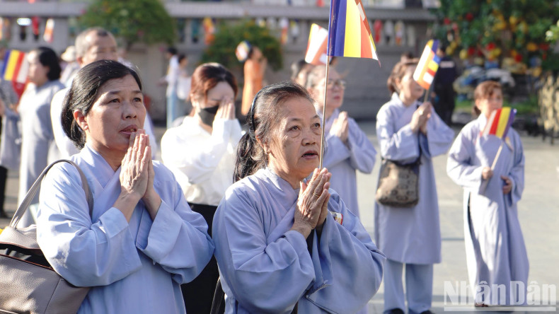 This year's Buddha's Birthday week was held with a series of activities such as the Buddha procession, flower car parade, and the enshrinement of the heart relic of Most Venerable Thich Quang Duc. This year's Buddha's Birthday week was held with a series of activities such as the Buddha procession, flower car parade, and the enshrinement of the heart relic of Most Venerable Thich Quang Duc.
