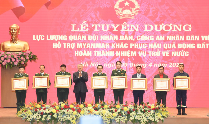 Permanent Deputy Prime Minister Nguyen Hoa Binh presents the Prime Minister's Certificate of Merit to teams and individuals for their outstanding achievements in supporting Myanmar in overcoming the consequences of the earthquake.