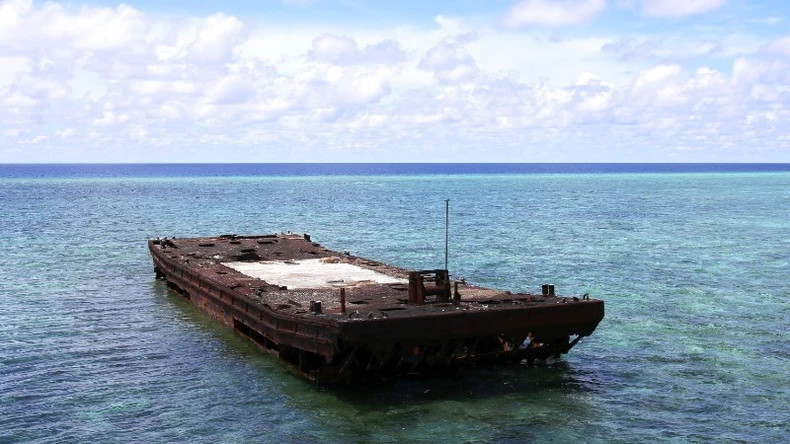 Pontoon anchored on the shallows of Da Lon Island. Pontoon anchored on the shallows of Da Lon Island.