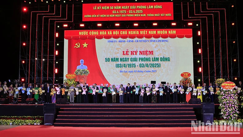 Outstanding individuals were presented the "For the Cause of Building and Developing Lam Dong Province" commemorative medals. (Photo: NDO) Outstanding individuals were presented the "For the Cause of Building and Developing Lam Dong Province" commemorative medals. (Photo: NDO)