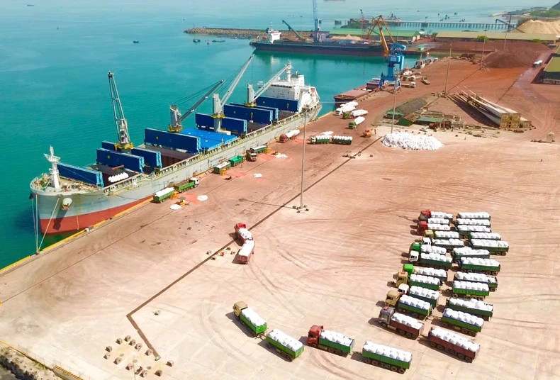 More than 30% of cargo handled at Vung Ang Port is Laos’ export goods More than 30% of cargo handled at Vung Ang Port is Laos’ export goods