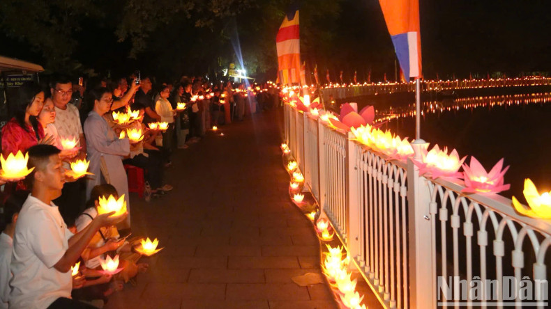 The lanterns symbolised the light of Buddhist wisdom, dispelling ignorance and guiding people toward the path of virtue. The lanterns symbolised the light of Buddhist wisdom, dispelling ignorance and guiding people toward the path of virtue.