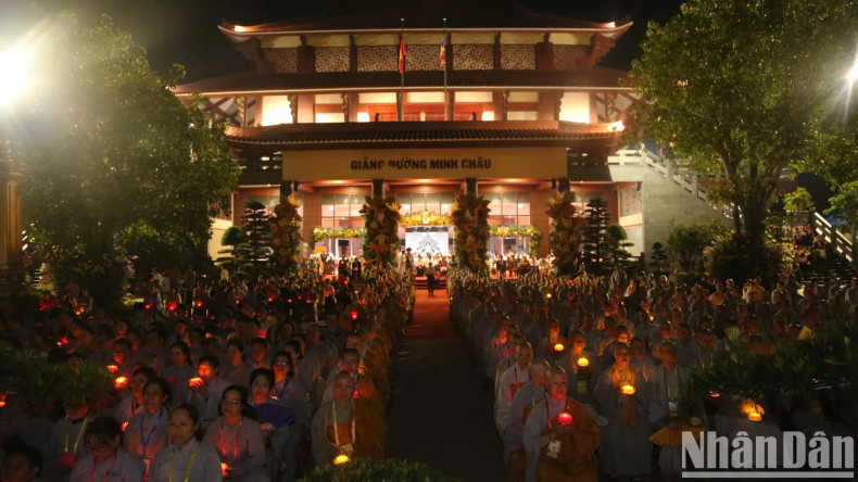 At the Minh Chau Lecture Hall, monks, nuns and Buddhist followers lit the lotus lanterns they held in their hands. At the Minh Chau Lecture Hall, monks, nuns and Buddhist followers lit the lotus lanterns they held in their hands.